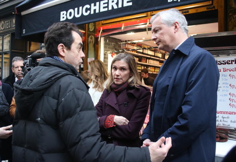 Bruno Le Maire (à droite) et Agnès Pannier-Runacher (au centre) en plein échange avec un commerçant, rue Montorgueil à Paris le 3 janvier. © Philippe Gautier - FLD