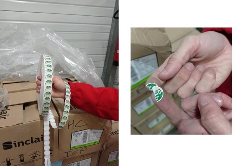 Une solution de stickers home-compostable a été trouvée mais doit encore être affinée, notamment en termes de colle (les poils du kiwi vert limite la bonne adhésion).