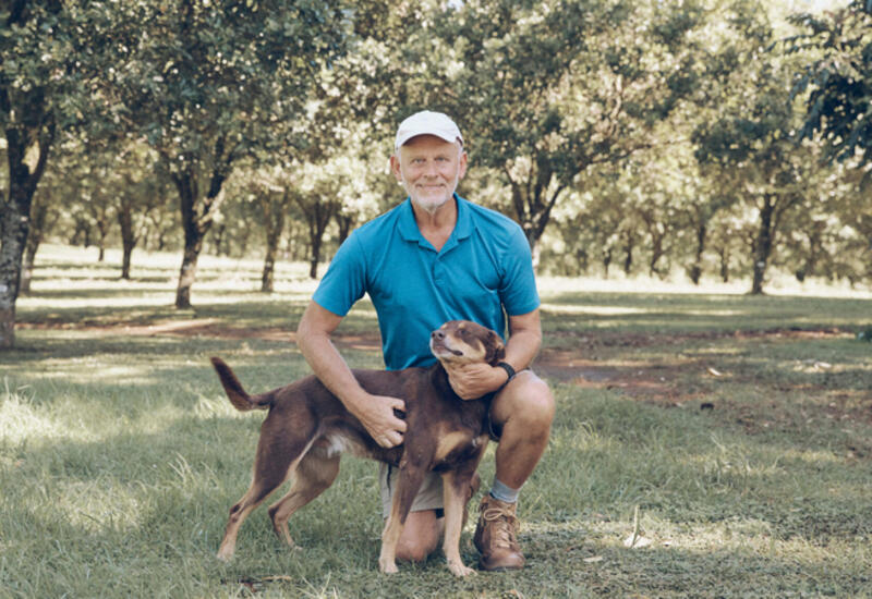 Ross Arnett gère la ferme de Malua depuis 2010 et possède 2000 noyers du Queensland.