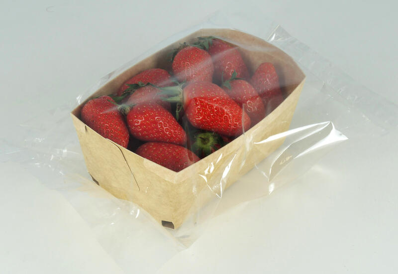 Les barquettes sous film flowpack cellulose régénérée permettent aux fraises de « respirer » grâce aux microperforations du film.