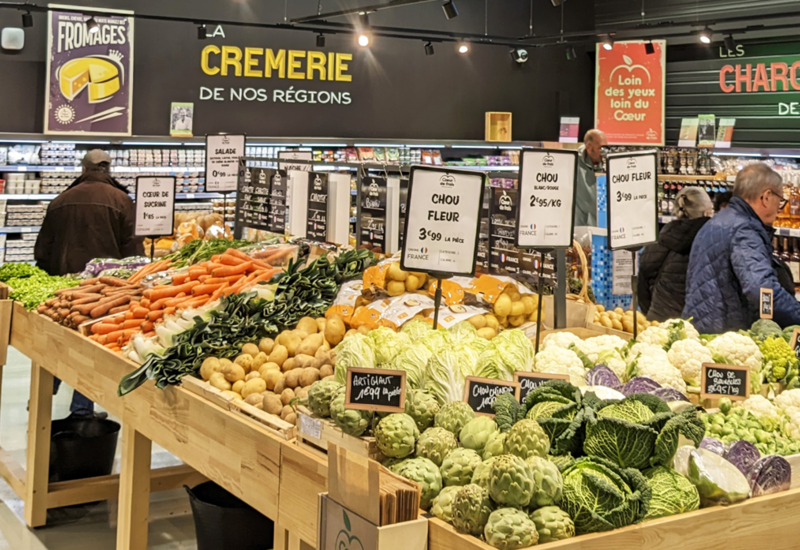 rayon fruit et légumes dans l'enseigne Coieur de Frais avec des clients