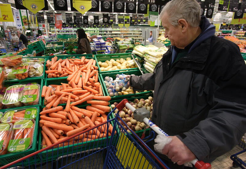 Un client achète des légumes dans un supermarché.