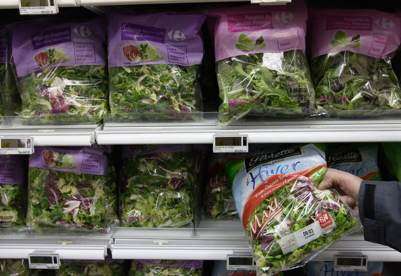 Salades en sachet dans un rayon de supermarché. Photo d'archives Réussir