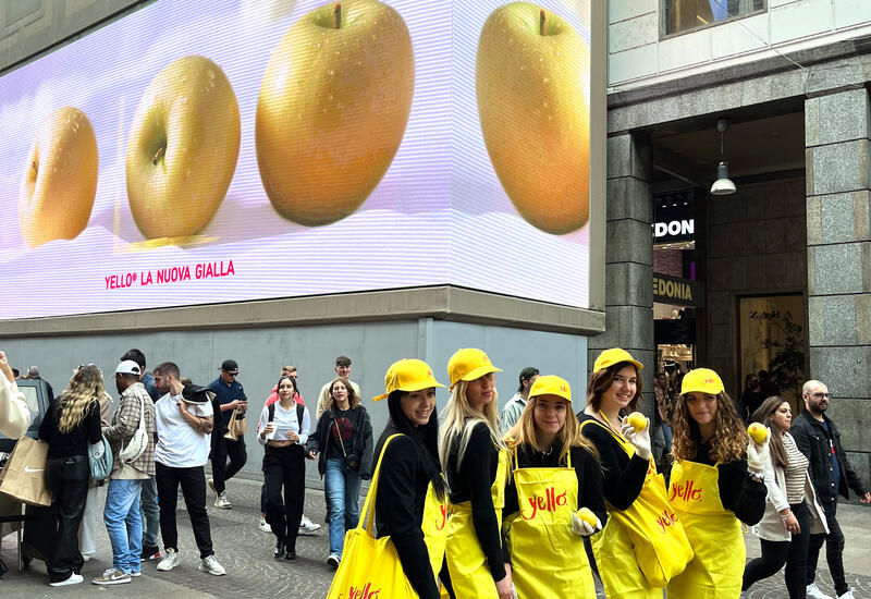 anilmations pommes dans les rue de Milan 