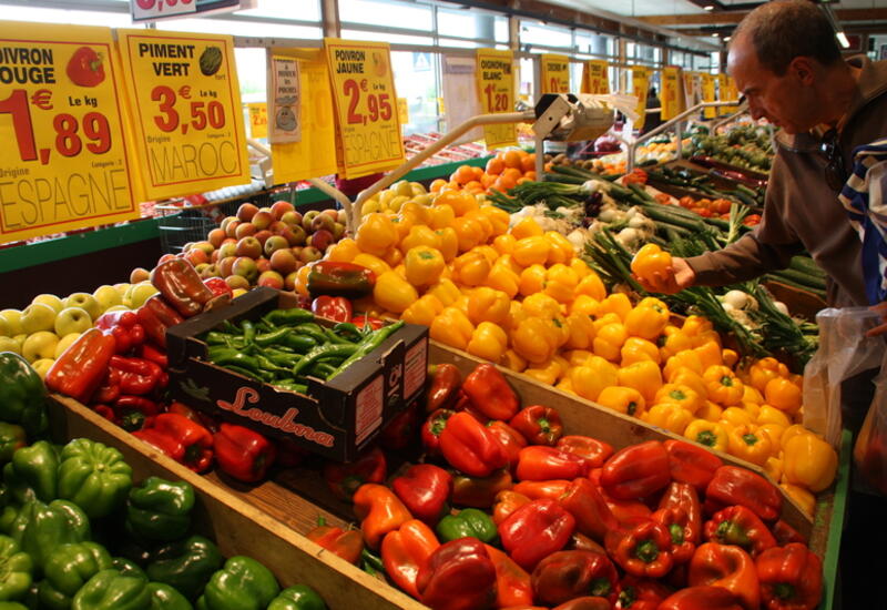 poivrons rouges jaunes verts et piment sur un marché