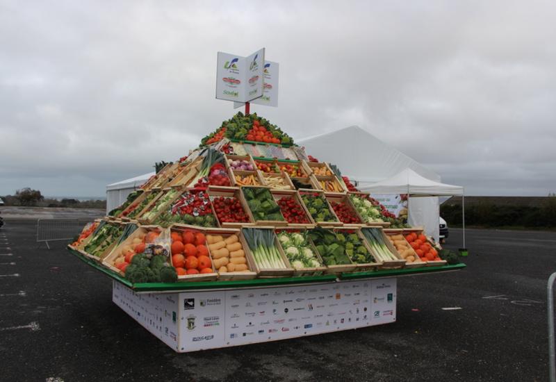 La traditionnelle pyramide de légumes avait été installée sur le parvis du centre des congrès de Kerisnel, à la Sica Saint-Pol-de-Léon, où se déroulait le congrès.