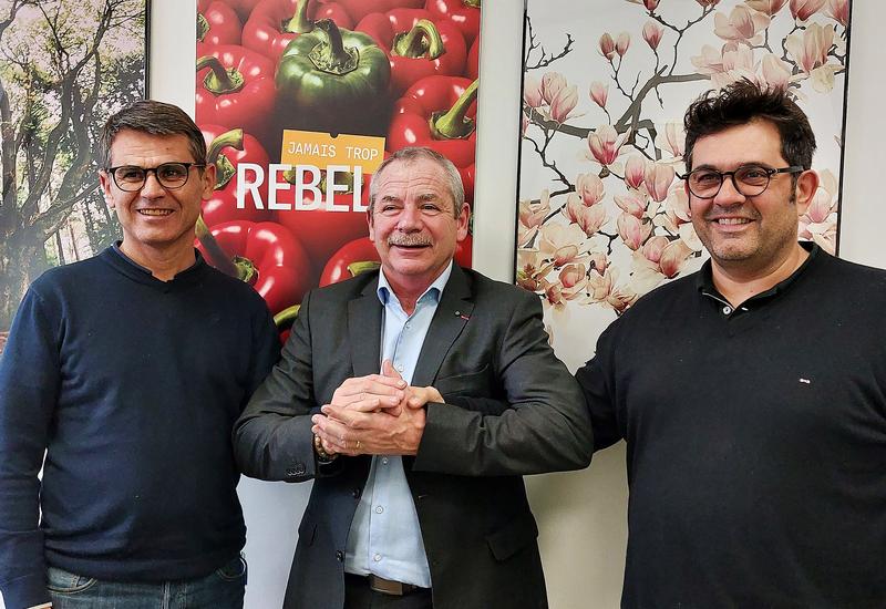 Cyril Pogu (à gauche) et Bruno VIla (à droite) entourent Jacques Rouchaussé, président sortant de Légumes de France.