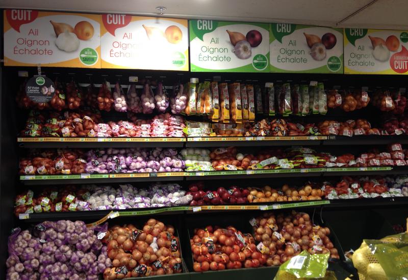 Un large rayon d'ail, oignons, échalotes dans un supermarché en France.