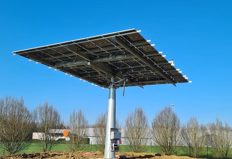 Quatre trackers photovoltaïques ont par exemple été installés pour couvrir une partie de la consommation électrique de la station de conditionnement.