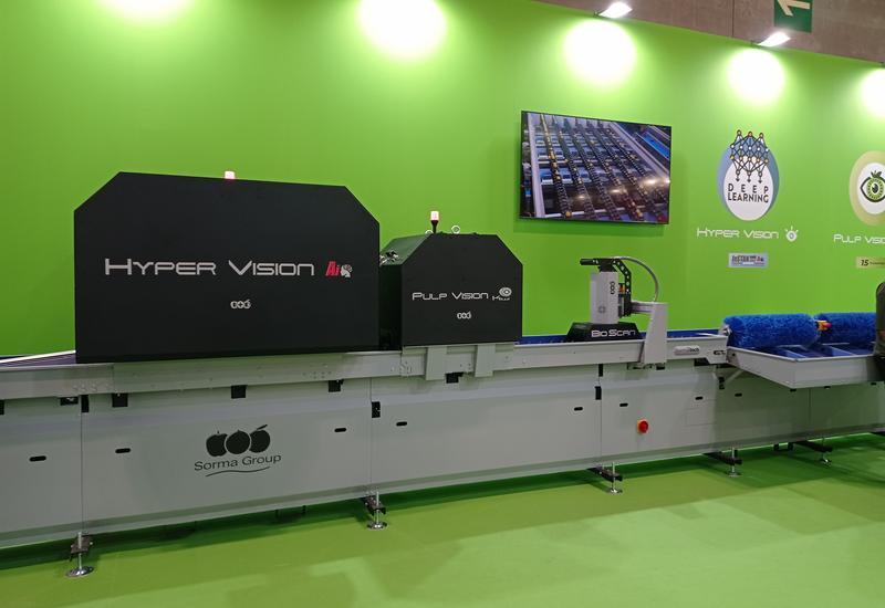 La machine de détection des défauts externes et de maturation HyperVision et la calibreuse électronique PulpVision, présentées par l’équipementier Sorma Group sur un salon.