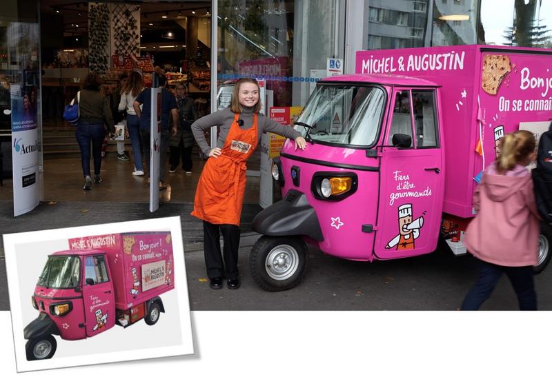 Le Tuktuk rose événementiel de Michel et Augustin devant un monoprix.