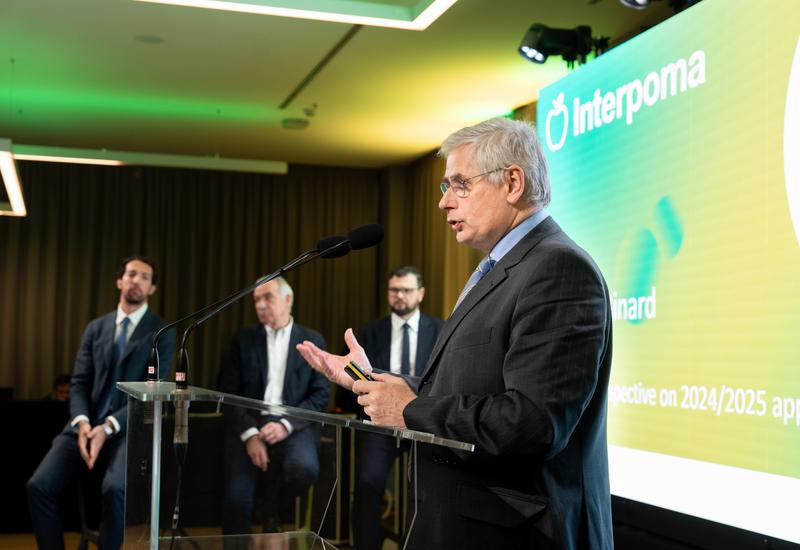 Témoignage de Philippe Binard devant les participants d’Interpoma, quant à la récolte européenne de pommes 2024. Au fond, trois autres témoins dont Daniel Sauvaitre de l’ANPP