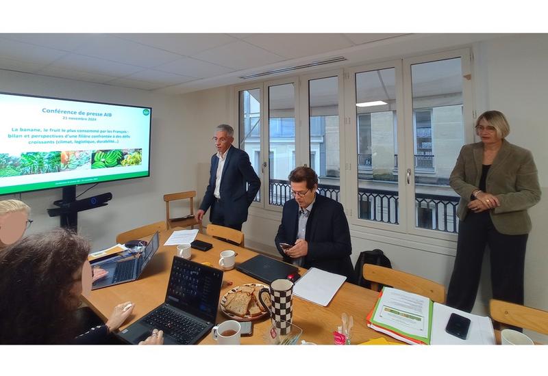 trois personnes interviennent lors d'une conférence, à côté d'une présentation pdf sur la banane