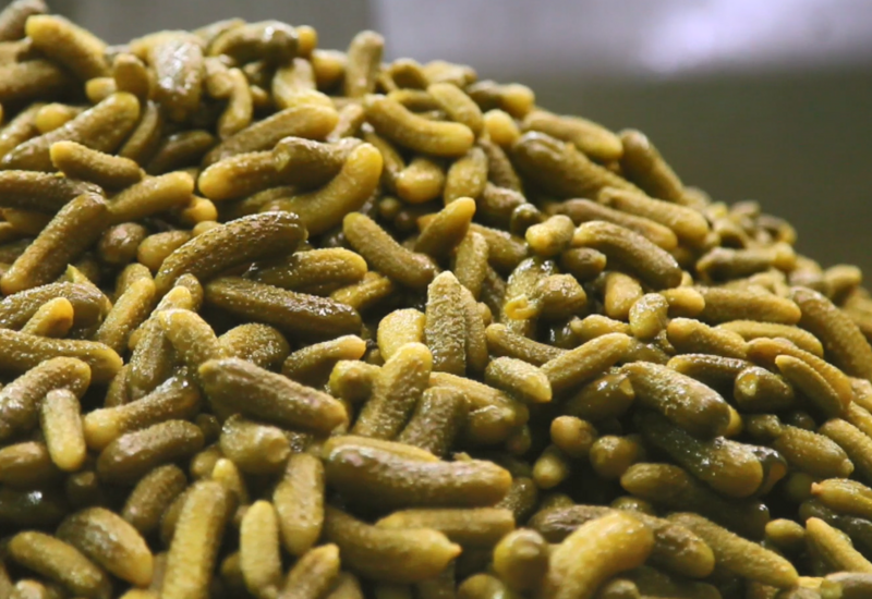 des cornichons en tas