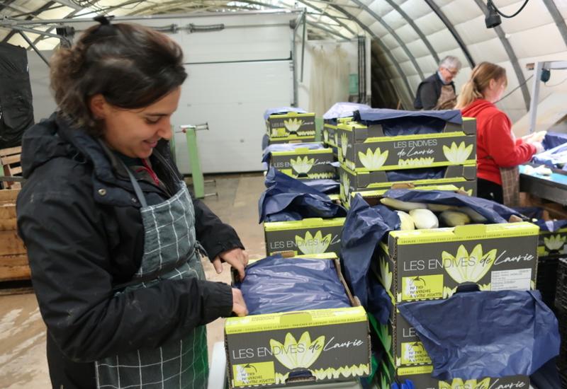 <em class="placeholder">Laurie Lunel assure la livraison des colis auprès d’une vingtaine de revendeurs professionnels.</em>