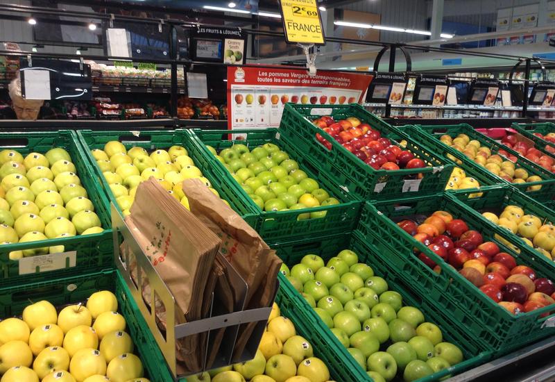 Un rayon de pommes dans un magasin Intermarché, où l'origine France avec label Vergers Ecoresponsables est mis en avant