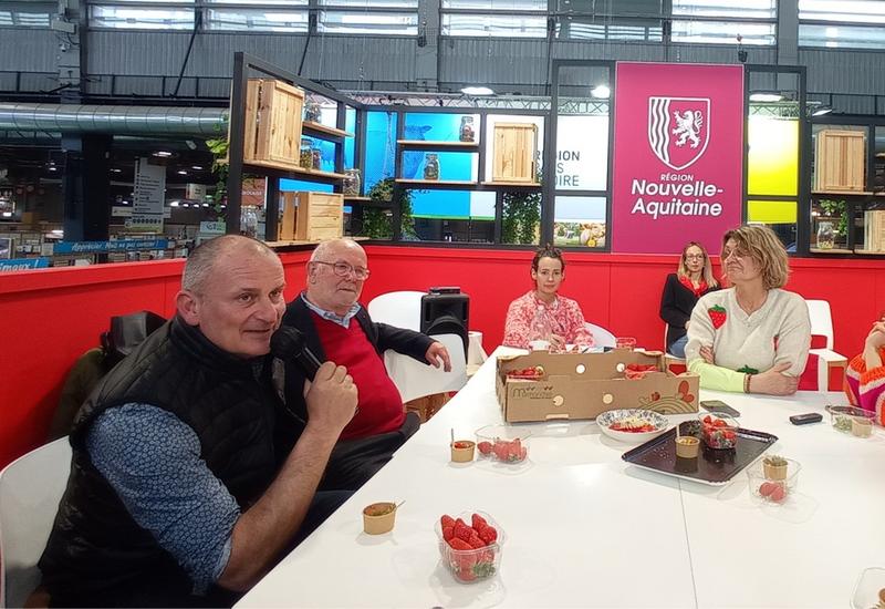 5 personnes en réunion sur un stand de la région nouvelle aquitaine au salon de l'agriculture