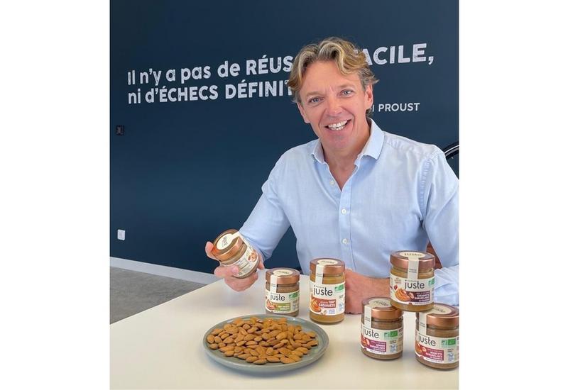 portrait de Franck Bonfils, fondateur et président de Un Air d'Ici, avec les nouvelles pâtes à tartiner Manger Juste