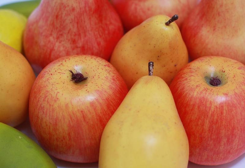 des pommes et des poires de différentes variétés