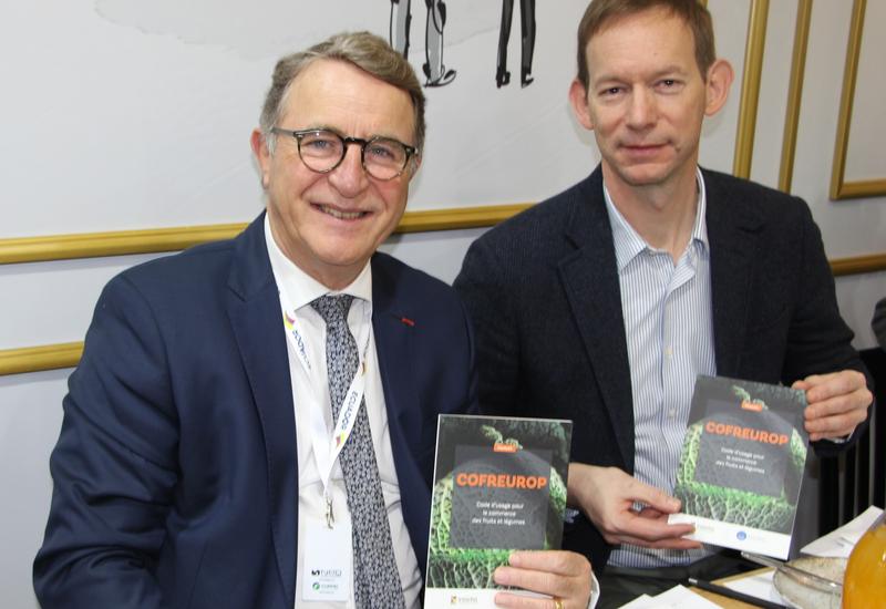 Jean-François Vallet président de la CAIFL, et Fabien Gaucher, responsable juridique d'Interfel présentent le guide Cofreurop sur le stand d’Interfel sur le salon Fruit Logistica 2025.