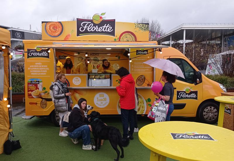 un camion type food truck à la marque Florette distribue des purées de légumes.