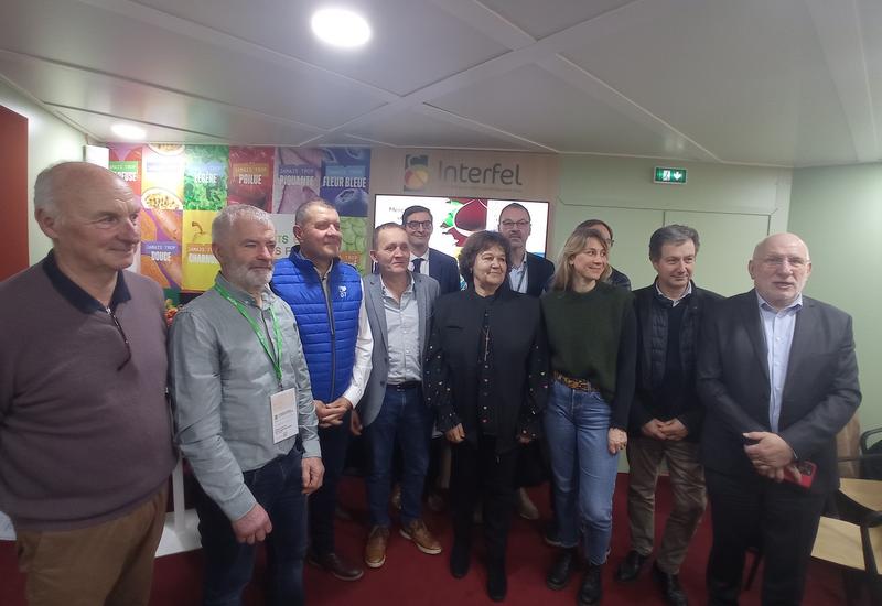 Réunion de producteurs, élus et chercheurs sur un stand en back stage au salon de l'agriculture