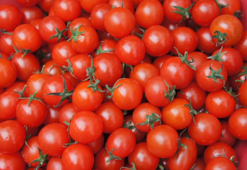 Tomates cerise en vrac, origine indéfinie. 