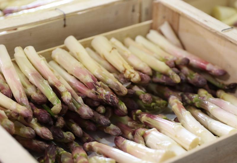 un colis d'asperges françaises