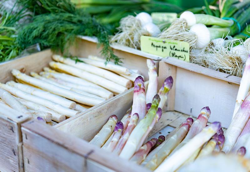 colis bois d'asperges, photo prise sur un marché à Bordeaux en 2021