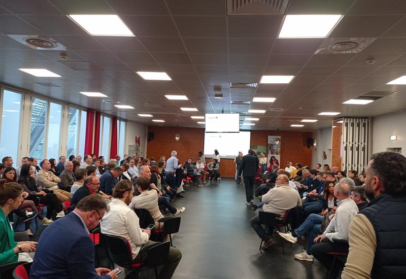 Dans une salle au Palais des Congrès de Perpignan, près de 180 personnes disposées en deux hémicycles débattent.