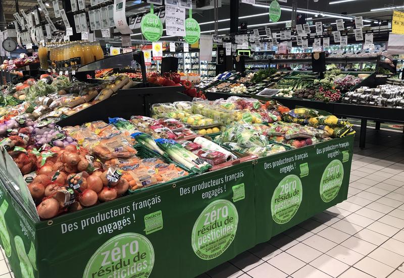 rayon fruits et légumes. Mise en avant du label Zéro résidu de pesticide avec un îlot central dédié