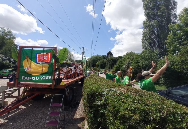 animations le long du tour de france par la banane de guadeloupe et de martinique. ambiance carnaval