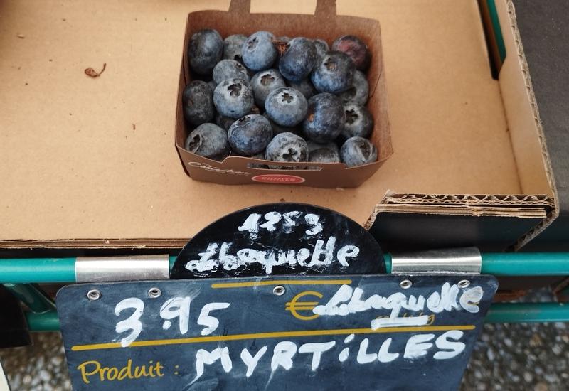 <em class="placeholder">Barquette de myrtilles origine France chez un détaillant.</em>
