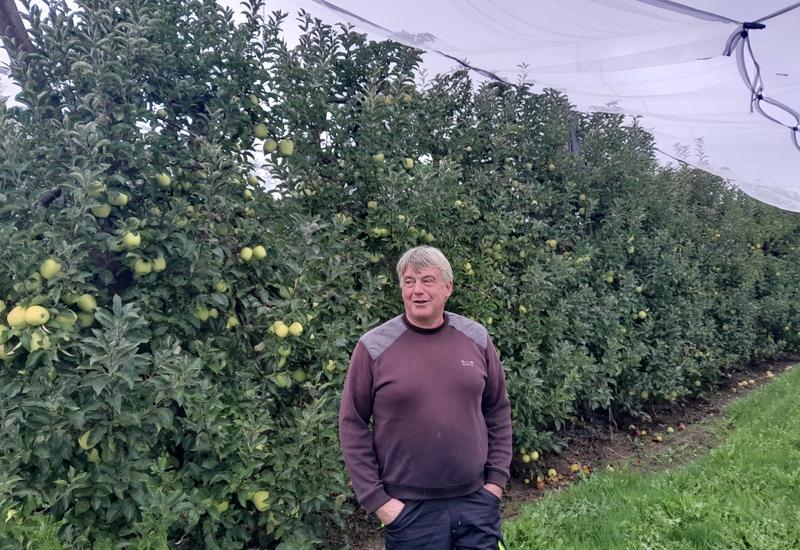 <em class="placeholder">Patrice Blanchet, agriculteur et pomiculteur en Haute-Vienne, pose devant son verger. Les pommiers sont protégés par des filets. </em>