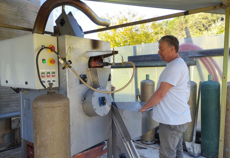<em class="placeholder">Décortiqueuse peleuse de châtaigne en fonctionnement.</em>