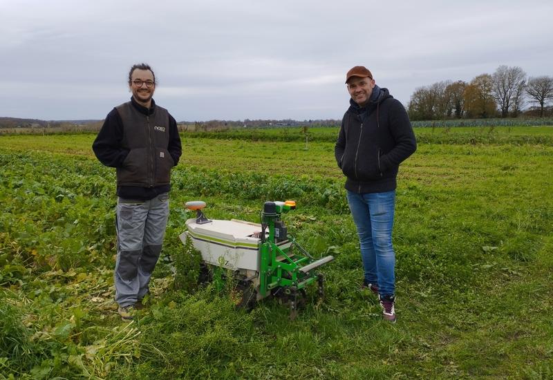 <em class="placeholder">Tristan Dubreuil, conseiller Naïo, et Florian Lemercier, maraîcher dans la Sarthe équipé d'un robot OS. </em>