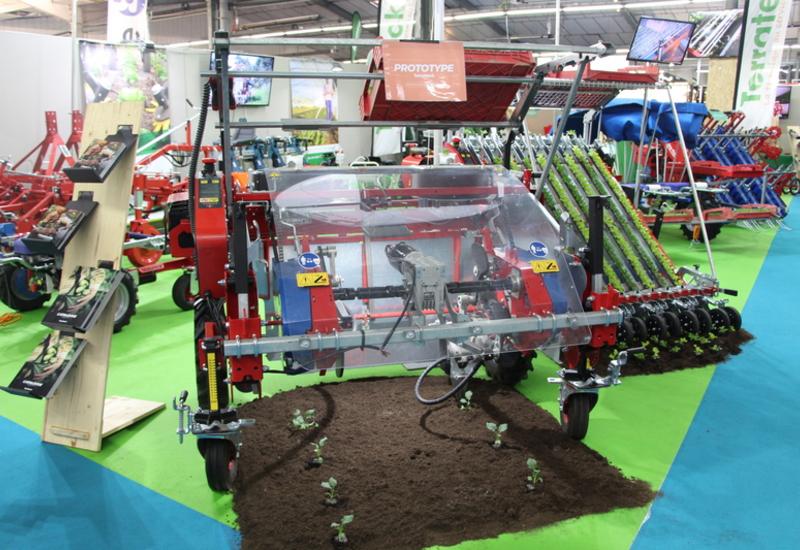 <em class="placeholder">La planteuse électrique à godet de Terrateck présentée au Sival 2026.</em>