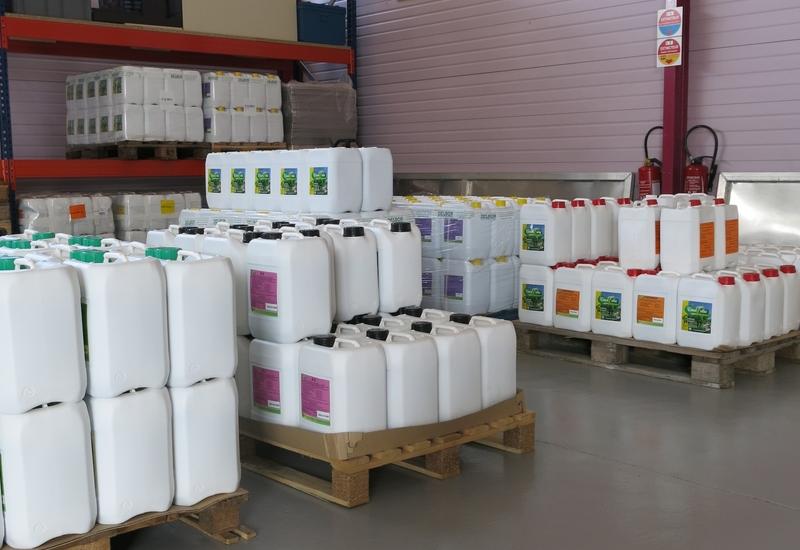 <em class="placeholder">Viticulture. Produits de traitement des cultures. bidons, produit phytosanitaire,  stockage, hangar, approvisionnement, local phyto, pesticides, phytos (chez Cousinié)</em>