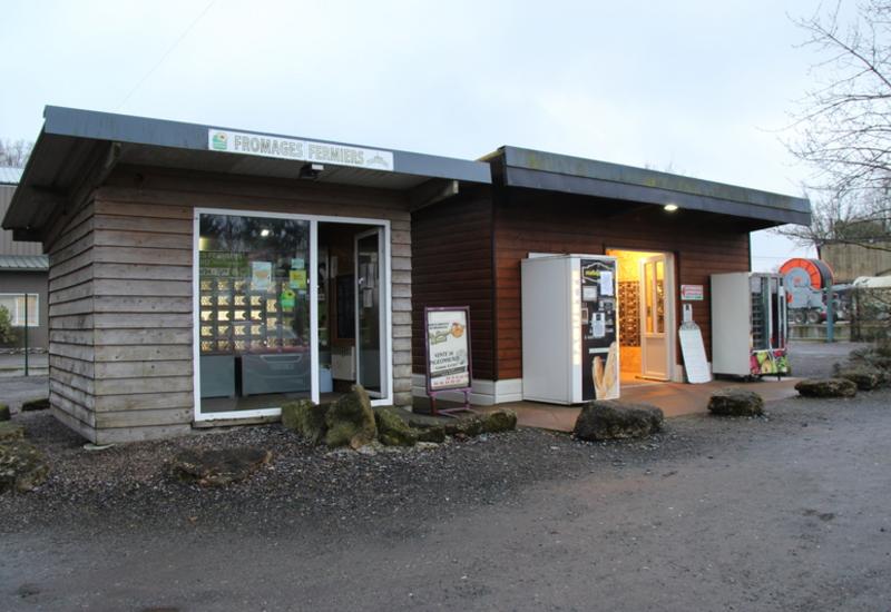 <em class="placeholder">Magasin et casiers de vente directe dans une exploitation maraîchère de l'Oise. </em>