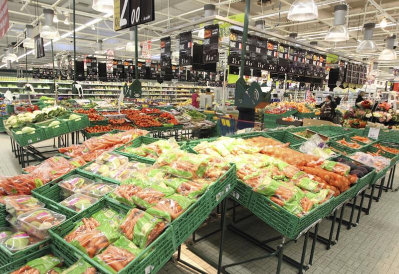 <em class="placeholder">Rayon fruits et légumes d'un supermarché Carrefour. Vente de produits de l'agriculture en grande surface.  Achat de produits alimentaires en grande distribution. Sachets de ...</em>