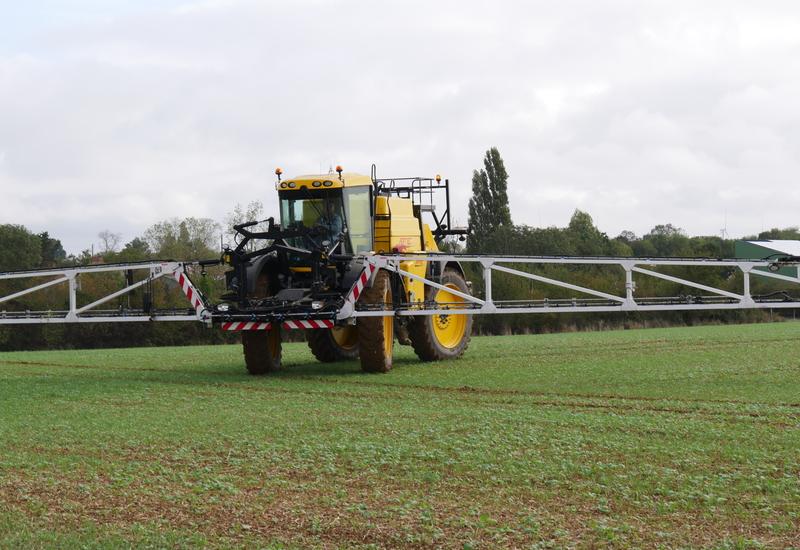 <em class="placeholder">Traitement herbicide sur colza en post-levée contre adventices et repousses de céréales à l'automne en Vendée, le 3 octobre 2022</em>
