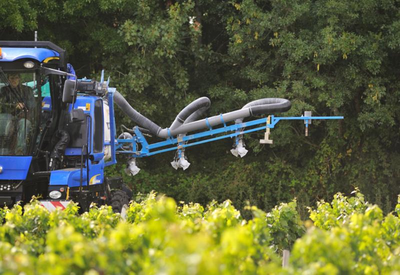 <em class="placeholder">Viticulture. Traitement dans les vignes. Pulvérisateur Berthoud. rampe CG avec nouveaux modules sur VN 2080.  protection du vignoble. Utilisation de produits ...</em>