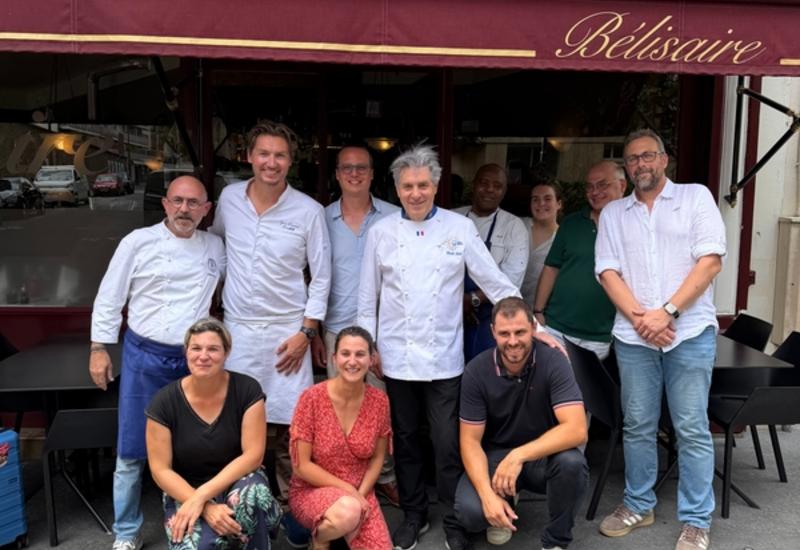 <em class="placeholder">Des membres de la filières mirabelle de lorraine posant devant un restaurant à Paris. </em>