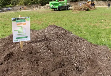 Les sols amendés avec du compost peuvent présenter une meilleure activité microbienne (Photo : compost de déchets verts au salon Tech & Bio).