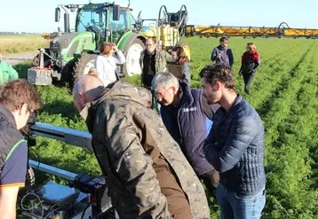 Des prototypes d’identification précoce des symptômes d’Alternaria (au premier plan) et de pulvérisateurs étaient présentés lors de la journée d'Invenio. 