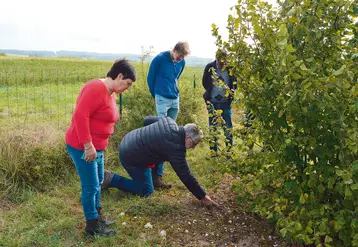 Marie-Claire Caravaca, la propriétaire, et Patrick Réjou, technicien à la Chambre d’agriculture et à la Fédération des trufficulteurs lors des visites de truffière à Mareuil dans le Périgord.