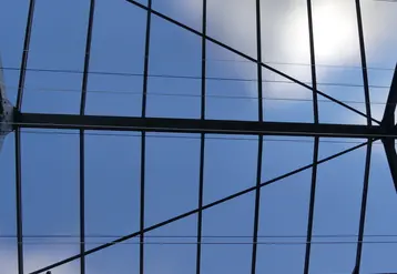 Des matériaux spécifiques permettent de diffuser la lumière du soleil même quand le ciel est découvert. Avec un verre diffusant, les contours des nuages apparaissent flous.