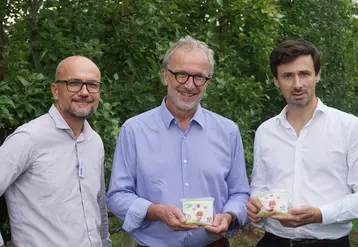 Les représentants de Florette Food Service, Cofruid’Oc et McDonald’s France (de gauche à droite) présentent les sachets fraîcheur de pommes d’origine France, issues de Vergers écoresponsables certifiés HVE.