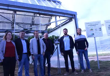 Le pilotage de la culture hors-sol de fraise sous panneaux photovoltaïques semi-transparents se fait en priorisant les besoins de la plante.