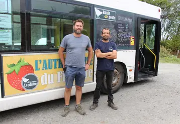 Mickaël Pont (à gauche) et Mathieu Guyomard emploient 8 CDI et 50 saisonniers, pour au total 33 ETP. En 2021, ils ont reçu le premier prix de la dynamique agricole de la Banque Populaire.